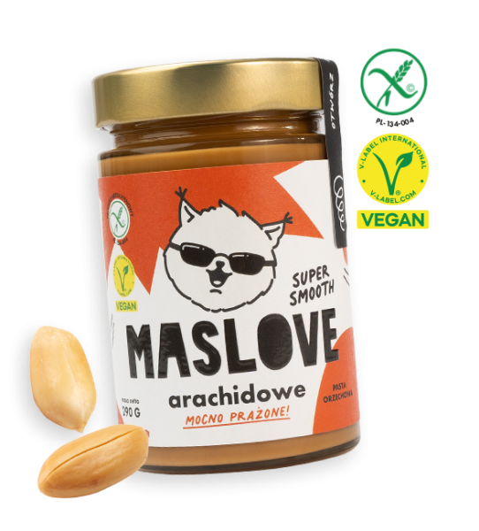 Szklany słoik o pojemności 290 g z masłem arachidowym mocno prażonym od Maslove, o konsystencji super gładkiej. Ozdobione etykietą z nazwą produktu oraz rysunkową wiewiórką w okularach. Produkt objęty certyfikatem wegańskim i bezglutenowym. Przy słoiku widnieje obrazek z orzechem arachidowym.