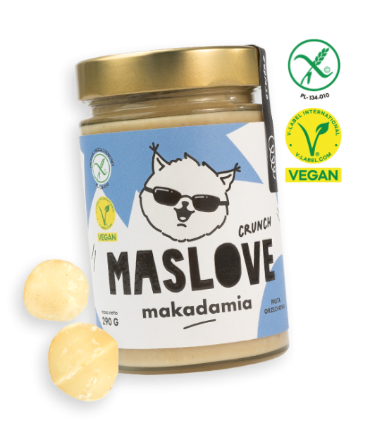 Szklany słoik o pojemności 290 g z masłem z orzechów makadamia od Maslove, o konsystencji crunchy. Ozdobione etykietą z nazwą produktu oraz rysunkową wiewiórką w okularach. Produkt objęty certyfikatem wegańskim i bezglutenowym. Przy słoiku widnieje obrazek z orzechem makadamia.