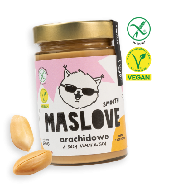 Szklany słoik o pojemności 290 g z masłem arachidowym z dodatkiem soli himalajskiej od Maslove, o konsystencji gładkiej. Ozdobione etykietą z nazwą produktu oraz rysunkową wiewiórką w okularach. Produkt objęty certyfikatem wegańskim i bezglutenowym. Przy słoiku widnieje obrazek z orzechem arachidowym.