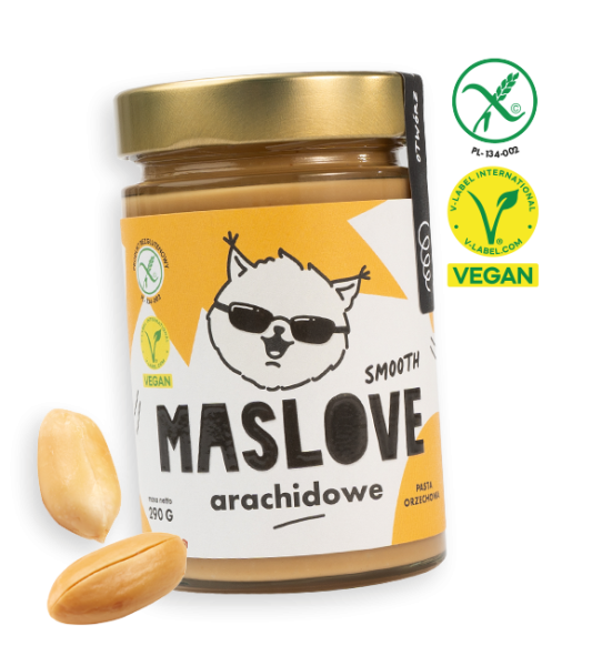 Szklany słoik o pojemności 290 g z masłem arachidowym od Maslove, o konsystencji gładkiej. Ozdobione etykietą z nazwą produktu oraz rysunkową wiewiórką w okularach. Produkt objęty certyfikatem wegańskim i bezglutenowym. Przy słoiku widnieje obrazek z orzechem arachidowym.